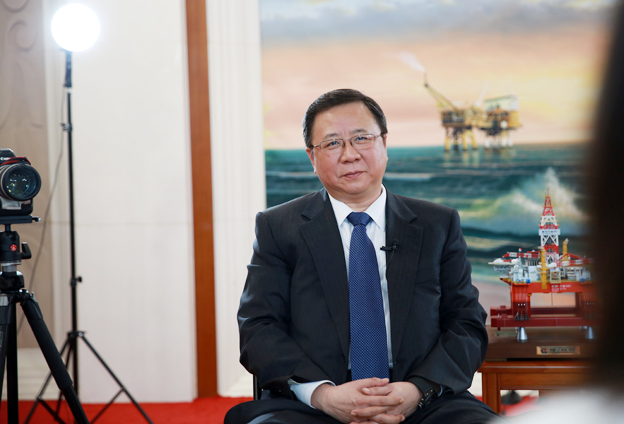 堅持黨的領(lǐng)導(dǎo)、加強(qiáng)黨的建設(shè)，是國有企業(yè)的光榮傳統(tǒng)。