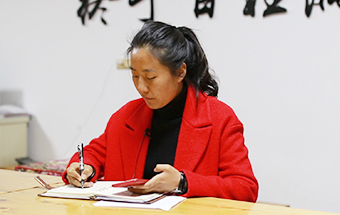 回鄉(xiāng)，立志改變家鄉(xiāng)落后面貌