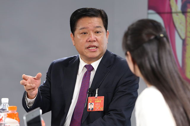 一絲不茍摘窮帽，全力以赴拔窮根