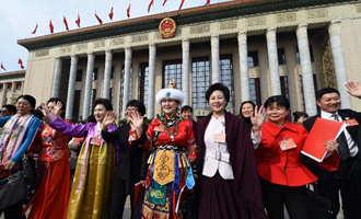 閉幕會后，代表走出人民大會堂