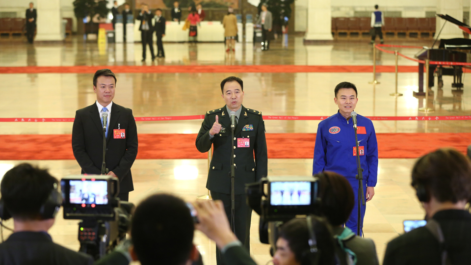趙宏博、景海鵬、唐嘉陵代表接受采訪