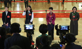 吳敏霞、杜玉濤、蒙曼、盧麗安代表接受采訪
