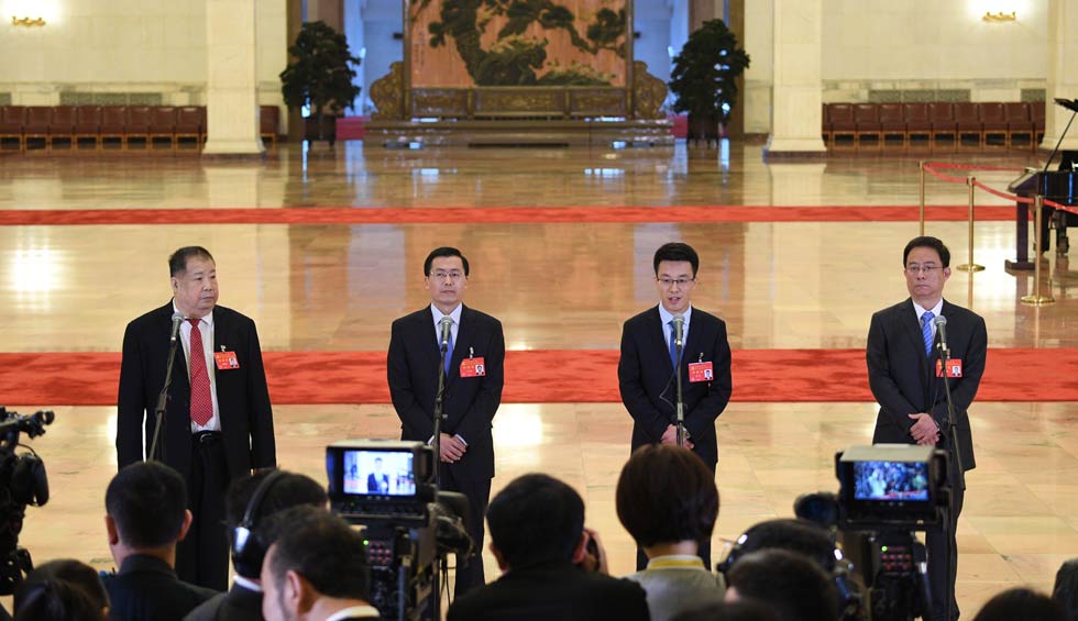凌解放、王立平、徐川、黃一兵接受采訪