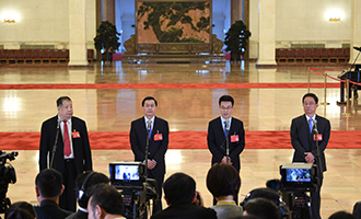 凌解放、王立平、徐川、黃一兵代表接受采訪