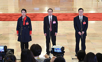 姜妍、康紅普、劉宗富代表接受采訪