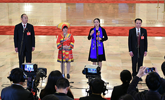 蔡松濤、杜麗群、楊小玲、賈立群代表接受采訪
