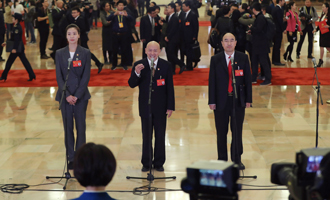 魏秋月、孟廣祿、薛晨陽代表接受采訪