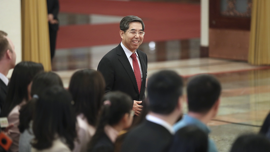 馬建堂步入“部長(zhǎng)通道”，準(zhǔn)備接受采訪