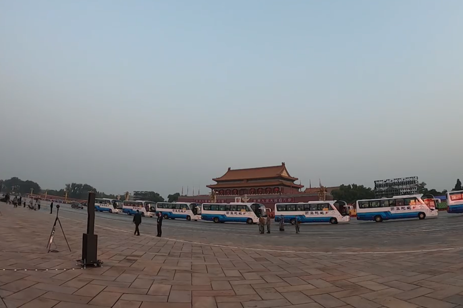 10月1日清晨的天安門城樓和長安街，燈火通明，正在準備慶祝大會的工作人員雖然緊張忙碌，但仍顯得井然有序