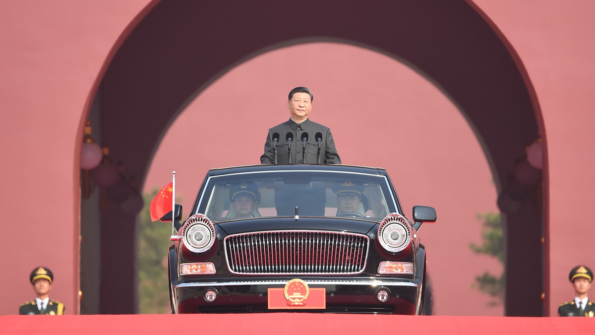 習(xí)近平乘坐檢閱車，經(jīng)過金水橋，駛上長(zhǎng)安街
