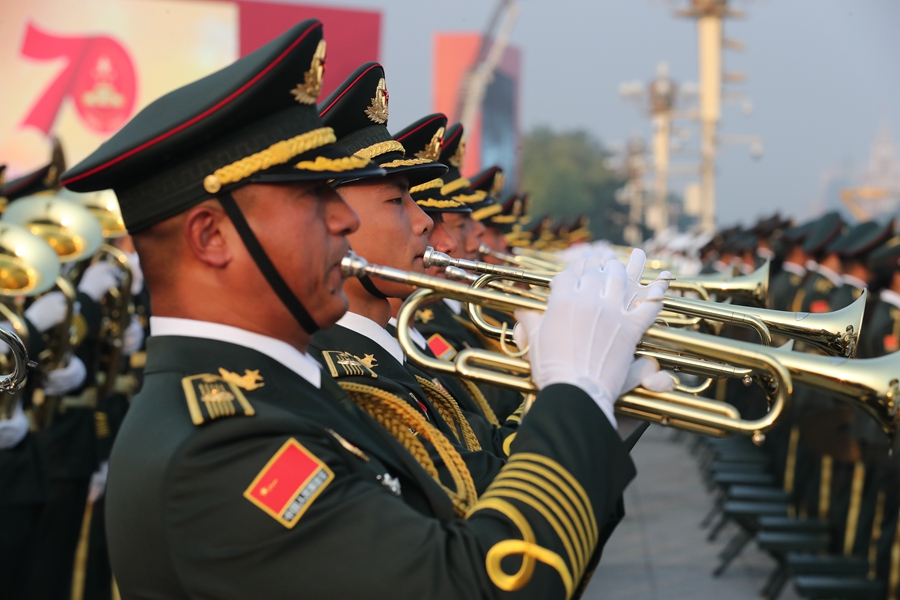 解放軍聯(lián)合軍樂團在廣場就位后進行準備工作和試奏。據(jù)了解，解放軍聯(lián)合軍樂團此次演奏是從開國大典至今歷次閱兵以來演奏曲目最多的一次，不少曲目是為此次閱兵量身打造的全新作品，此次也是歷次女演奏員最多的一次。