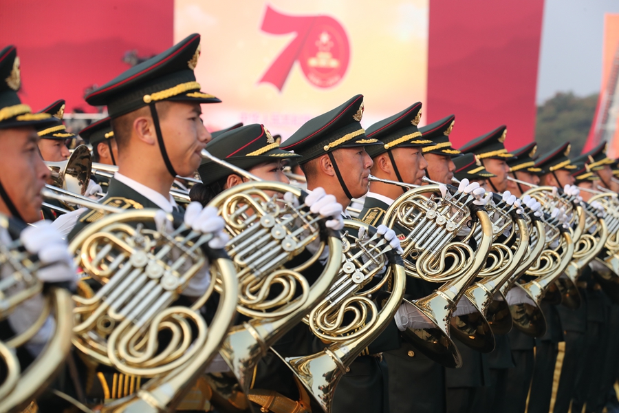 解放軍聯(lián)合軍樂團在廣場就位后進行準備工作和試奏。據(jù)了解，解放軍聯(lián)合軍樂團此次演奏是從開國大典至今歷次閱兵以來演奏曲目最多的一次，不少曲目是為此次閱兵量身打造的全新作品，此次也是歷次女演奏員最多的一次。