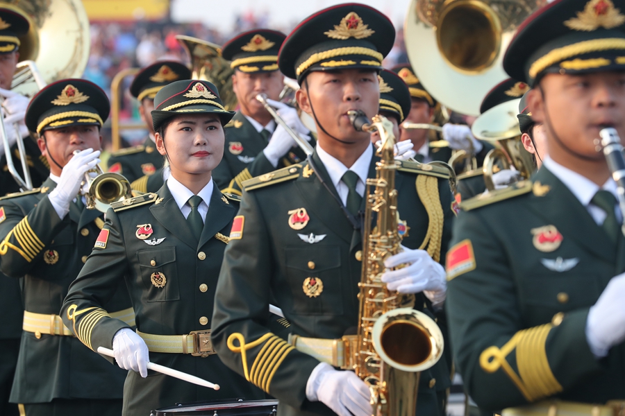 解放軍聯(lián)合軍樂團在廣場就位后進行準備工作和試奏。據(jù)了解，解放軍聯(lián)合軍樂團此次演奏是從開國大典至今歷次閱兵以來演奏曲目最多的一次，不少曲目是為此次閱兵量身打造的全新作品，此次也是歷次女演奏員最多的一次。