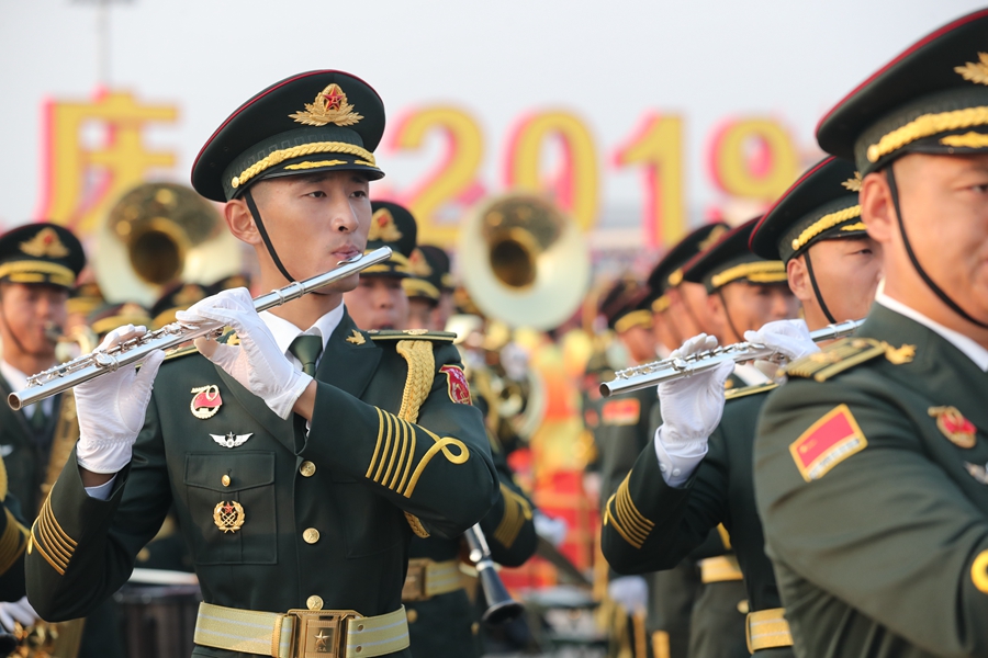 解放軍聯(lián)合軍樂團在廣場就位后進行準備工作和試奏。據(jù)了解，解放軍聯(lián)合軍樂團此次演奏是從開國大典至今歷次閱兵以來演奏曲目最多的一次，不少曲目是為此次閱兵量身打造的全新作品，此次也是歷次女演奏員最多的一次。