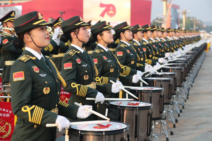 解放軍聯(lián)合軍樂團在廣場就位后進行準備工作和試奏。據(jù)了解，解放軍聯(lián)合軍樂團此次演奏是從開國大典至今歷次閱兵以來演奏曲目最多的一次，不少曲目是為此次閱兵量身打造的全新作品，此次也是歷次女演奏員最多的一次。