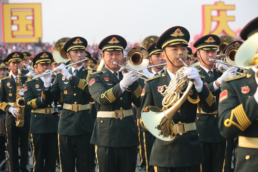解放軍聯(lián)合軍樂團在廣場就位后進行準備工作和試奏。據(jù)了解，解放軍聯(lián)合軍樂團此次演奏是從開國大典至今歷次閱兵以來演奏曲目最多的一次，不少曲目是為此次閱兵量身打造的全新作品，此次也是歷次女演奏員最多的一次。