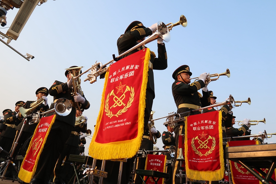 解放軍聯(lián)合軍樂團在廣場就位后進行準備工作和試奏。據(jù)了解，解放軍聯(lián)合軍樂團此次演奏是從開國大典至今歷次閱兵以來演奏曲目最多的一次，不少曲目是為此次閱兵量身打造的全新作品，此次也是歷次女演奏員最多的一次。