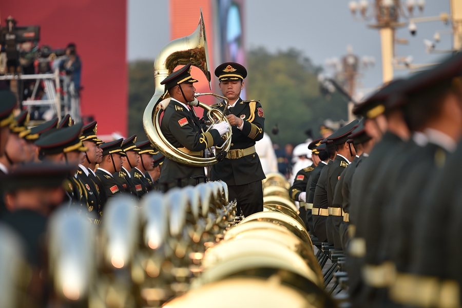 解放軍聯(lián)合軍樂團在廣場就位后進行準備工作和試奏。據(jù)了解，解放軍聯(lián)合軍樂團此次演奏是從開國大典至今歷次閱兵以來演奏曲目最多的一次，不少曲目是為此次閱兵量身打造的全新作品，此次也是歷次女演奏員最多的一次。