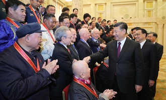 慶祝大會結(jié)束后，習(xí)近平等會見受表彰人員及親屬代表
