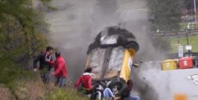 史上最幸運撞車！圍觀群眾躲過一劫