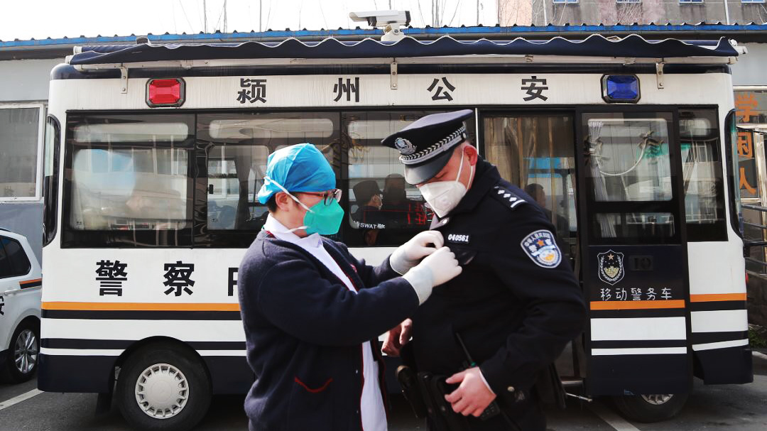 警察魏云龍：咫尺之間，各自奮戰(zhàn)