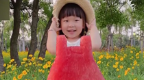 把夏天穿身上！寶媽給3歲女兒拍創(chuàng)意果蔬照