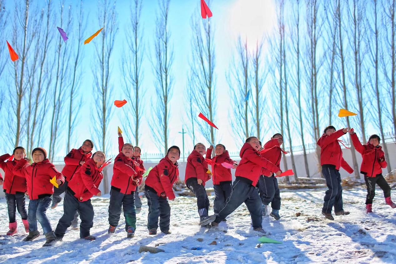 2017年11月15日， “多一克溫暖”公益行動(dòng)走進(jìn)北疆地區(qū)，實(shí)現(xiàn)了從物質(zhì)捐贈(zèng)到“物質(zhì)+精神”溫暖的升級(jí)。 “體操冠軍”楊威、好妹妹樂隊(duì)等傾情加盟，不僅為孩子們帶來加厚羽絨服和御寒物資，還準(zhǔn)備了溫暖的課堂。
