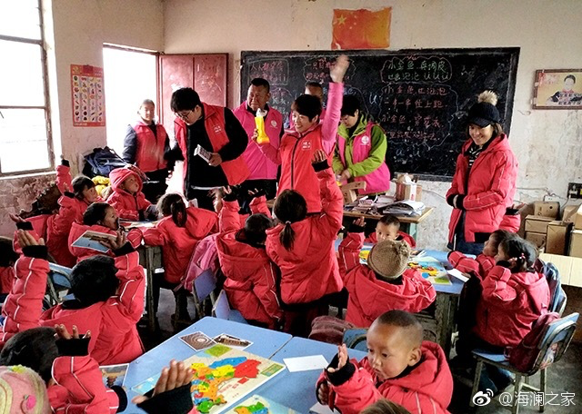 2018年，由海瀾之家攜手網(wǎng)易新聞打造的“多一課溫暖”課程平臺(tái)讓一間間溫暖的課堂走向深山與邊陲。帶著貼合孩子教育需求的線上內(nèi)容和教師、各領(lǐng)域KOL及愛心人士組成的愛心團(tuán)隊(duì)，海瀾之家用實(shí)際行動(dòng)為孩子的教育加溫，踐行“多一克溫暖”。