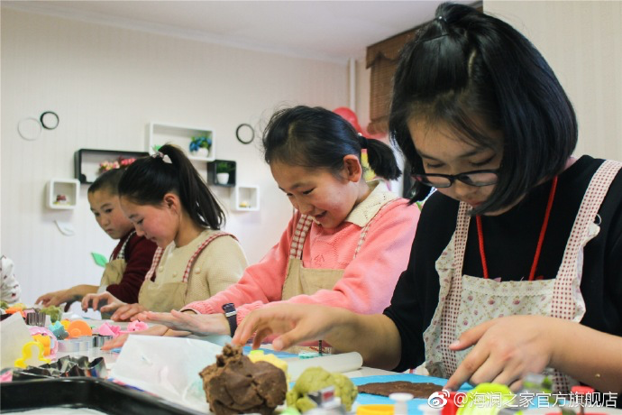 在北京，孩子們上了一節(jié)別開生面的廚藝課——手工DIY餅干。孩子們腦洞大開親自上手，從制作到出爐不僅留下了噴香的餅干，還留下了珍貴的回憶。親手做的餅干孩子們舍不得獨(dú)享，成為了回程路上最重要的“伴手禮”