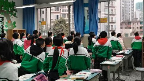 課上到一半，同學們卻把頭望向了外面！校長說：點贊！