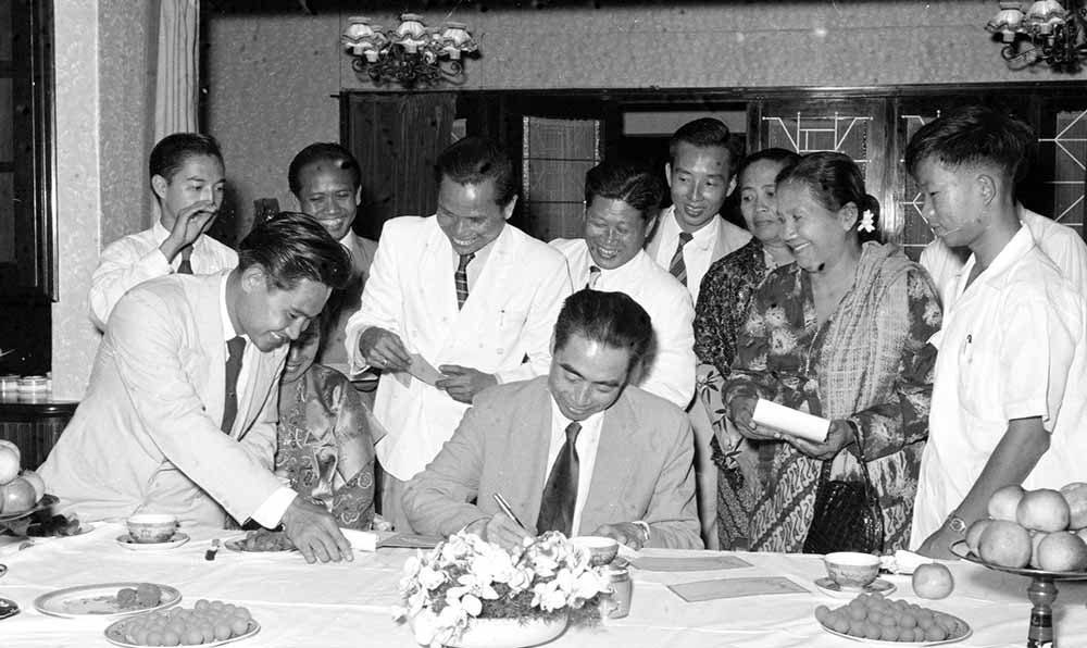 1955年4月25日，為迎接亞非會議而組織的萬隆人民委員會的代表請周恩來總理簽名留念。