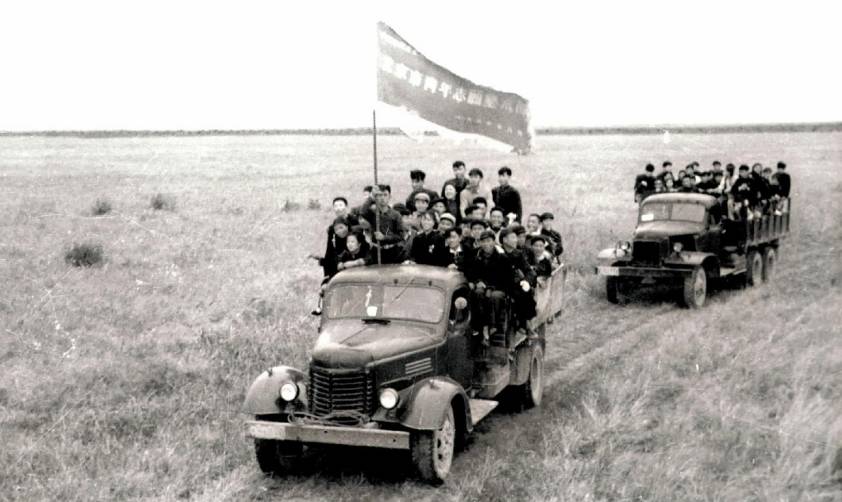 20世紀(jì)50年代初北京市64名青年組成志愿墾荒隊向黑龍江省蘿北縣荒原進(jìn)發(fā)。新華社稿