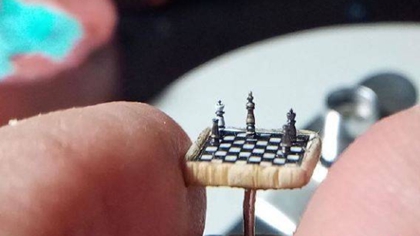 比指甲蓋還小！ 土耳其微雕藝術(shù)家雕出超小國際象棋