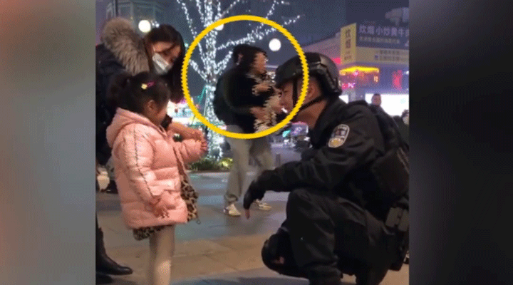 女子被特警圈粉蹲地拍照不想走，男友接下來(lái)的舉動(dòng)驚呆網(wǎng)友