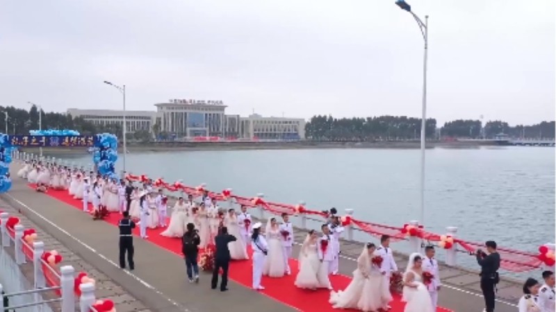 乘風(fēng)破浪來(lái)娶你！海軍某部30對(duì)新人舉行集體婚禮