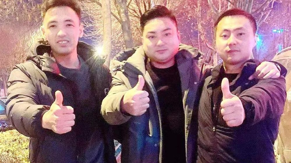熱點快追｜路面結(jié)冰大貨車開始溜車！24塊“救命石”幫助緊急脫險