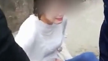 四川一女子墜河欲輕生，兩名消防員一躍而下