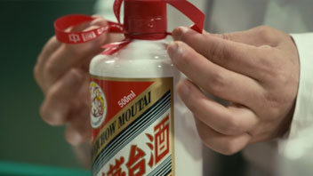 “抱團(tuán)松動(dòng)”！機(jī)構(gòu)慌了？有人急忙賣茅臺(tái)，有人連夜看周期