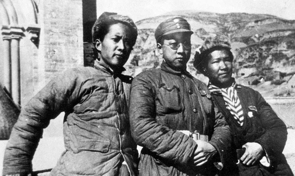 延安魯迅藝術文學院托兒所的阿姨和孩子們。