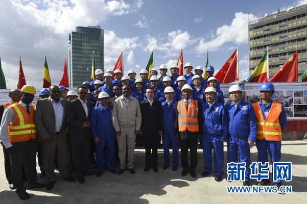這是李克強同海爾馬里亞姆與施工人員合影留念。新華社記者 李學仁 攝