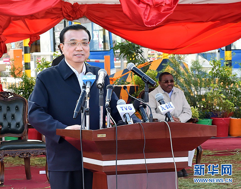 5月5日，國務院總理李克強與埃塞俄比亞總理海爾馬里亞姆共同出席亞的斯亞貝巴-阿達瑪高速公路一期竣工揭牌典禮，并為二期工程開工奠基剪彩。這是李克強在典禮上致辭。新華社記者 李濤 攝 
