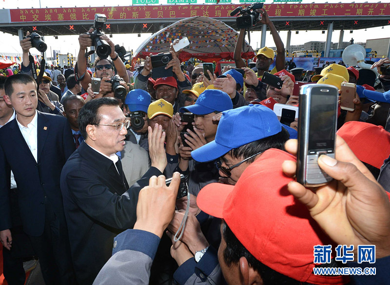 5月5日，中國國務院總理李克強與埃塞俄比亞總理海爾馬里亞姆共同出席亞的斯亞貝巴-阿達瑪高速公路一期竣工揭牌典禮，并為二期工程開工奠基剪彩。這是典禮結(jié)束后，李克強同工程施工人員親切交談。新華社記者 李濤 攝 
