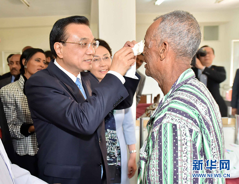 5月6日，國務(wù)院總理李克強與埃塞俄比亞總統(tǒng)穆拉圖一同來到亞的斯亞貝巴阿勒塔醫(yī)院，看望受益于中國免費白內(nèi)障手術(shù)“光明行”活動的埃塞俄比亞患者。這是李克強親手為接受中國醫(yī)生手術(shù)的埃塞俄比亞白內(nèi)障患者拆開紗布。 新華社記者 李濤 攝 