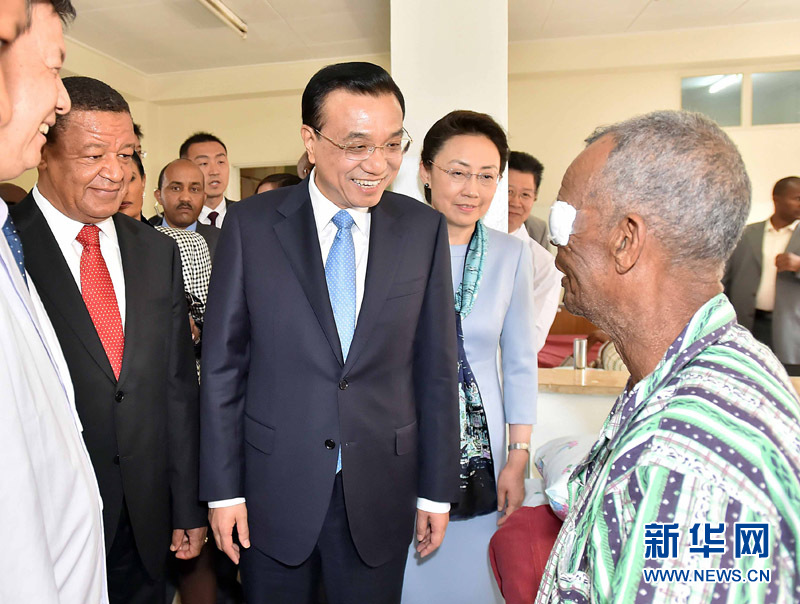 5月6日，中國國務(wù)院總理李克強與埃塞俄比亞總統(tǒng)穆拉圖一同來到亞的斯亞貝巴阿勒塔醫(yī)院，看望受益于中國免費白內(nèi)障手術(shù)“光明行”活動的埃塞俄比亞患者。新華社記者 李濤 攝 