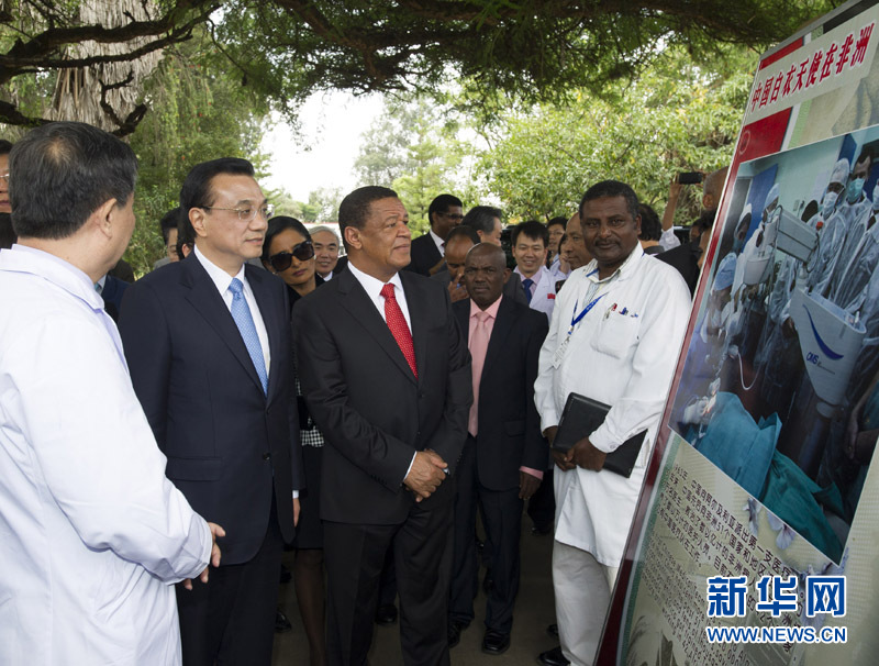 5月6日，中國國務(wù)院總理李克強與埃塞俄比亞總統(tǒng)穆拉圖一同來到亞的斯亞貝巴阿勒塔醫(yī)院，看望受益于中國免費白內(nèi)障手術(shù)“光明行”活動的埃塞俄比亞患者。這是李克強在觀看“光明行”活動展板。 新華社記者 謝環(huán)馳 攝