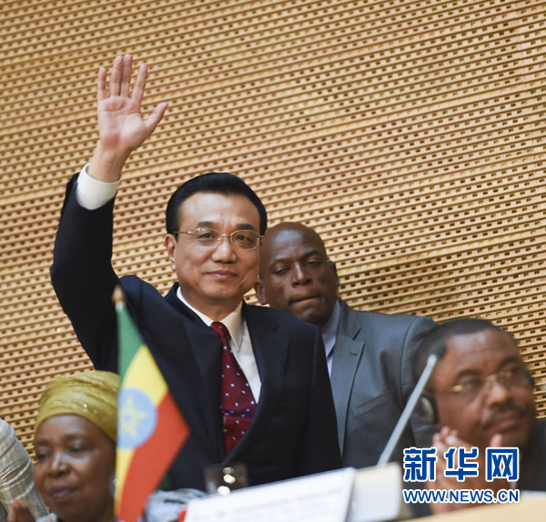 5月5日，中國國務(wù)院總理李克強(qiáng)在位于亞的斯亞貝巴的非洲聯(lián)盟總部發(fā)表題為《開創(chuàng)中非合作更加美好的未來》的演講。這是李克強(qiáng)步入會(huì)場時(shí)向聽眾揮手致意。新華社記者 李學(xué)仁 攝 