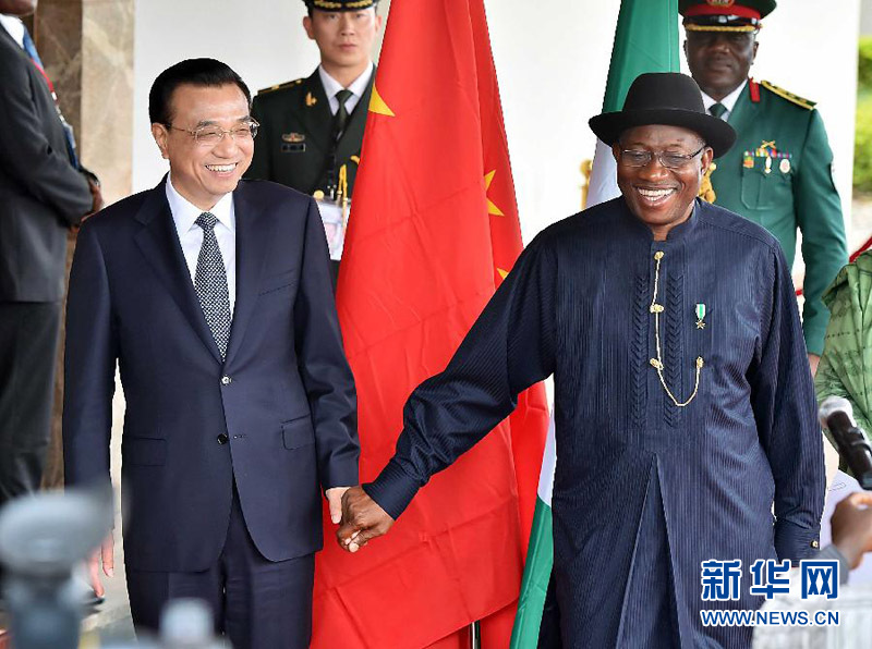 5月7日，中國國務院總理李克強在阿布賈與尼日利亞總統(tǒng)喬納森會談后共同會見記者，并回答記者提問。 新華社記者李濤攝 