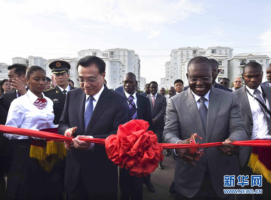 這是李克強和安哥拉副總統(tǒng)維森特共同為學(xué)校建校開學(xué)剪彩。新華社記者李學(xué)仁攝