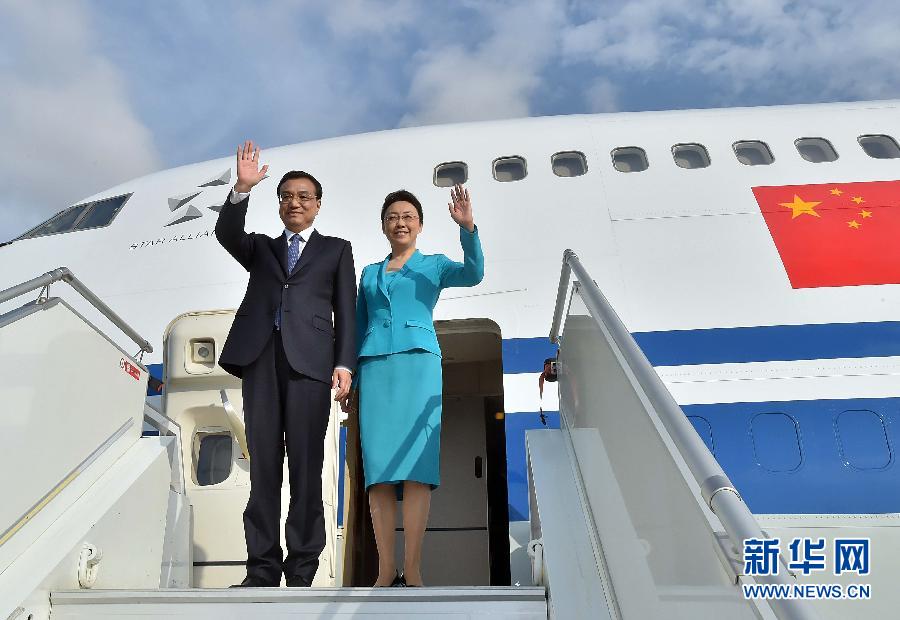 5月8日，應(yīng)安哥拉總統(tǒng)多斯桑托斯邀請(qǐng)，中國(guó)國(guó)務(wù)院總理李克強(qiáng)乘專機(jī)抵達(dá)羅安達(dá)二月四日國(guó)際機(jī)場(chǎng)，開(kāi)始對(duì)安哥拉進(jìn)行正式訪問(wèn)。李克強(qiáng)總理夫人程虹同機(jī)抵達(dá)。新華社記者 李濤 攝 