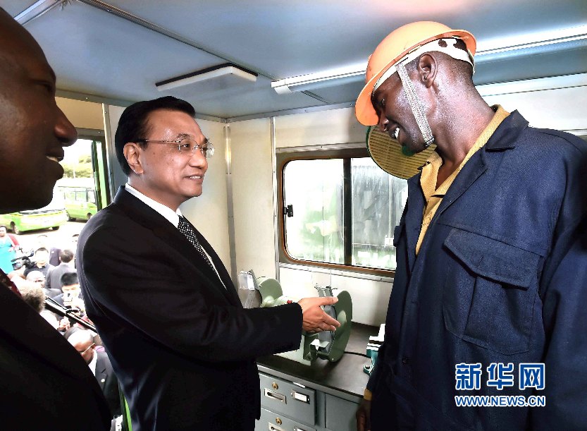 5月11日，國務(wù)院總理李克強參觀肯尼亞國家青年服務(wù)隊。這是李克強與服務(wù)隊隊員親切交談。 新華社記者 李濤 攝